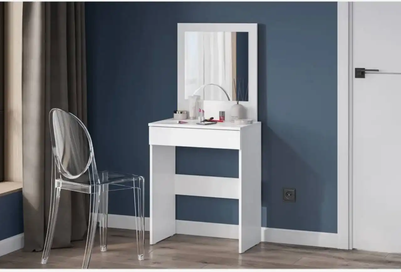 Туалетный столик для макияжа в отличном состоянии