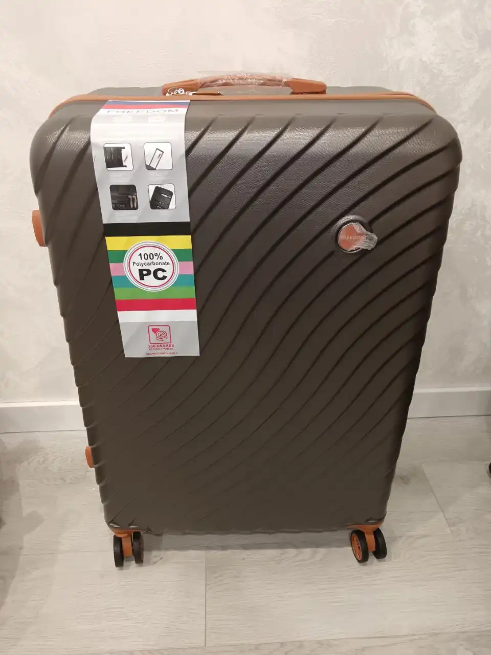 Три чемодана брендов Freedom и Kaiwei