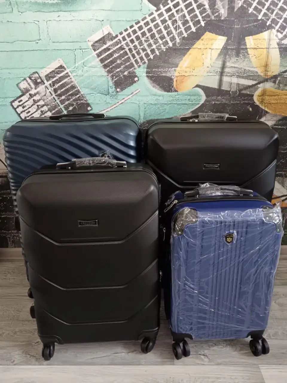 Чемоданы Freedom и Kaiwei разных размеров