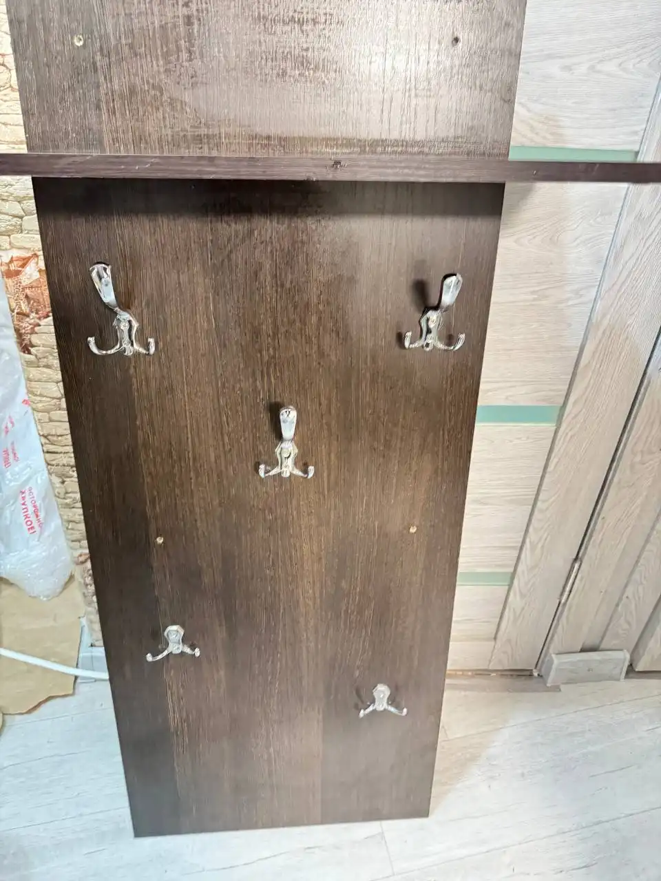 Настенная вешалка