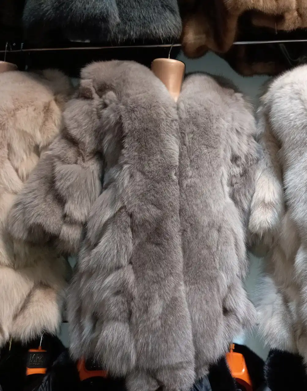 Шуба из натурального меха лисы благородного серого цвета - Верхняя одежда (Одежда) в Казань