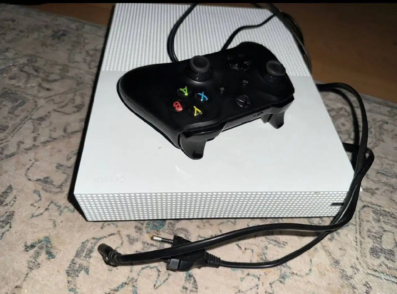 Продам Xbox One S 1TB с 30 играми - Игровые консоли (Электроника) в Казань