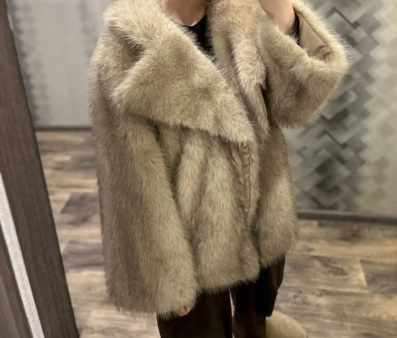 Шуба из искусственного меха серо-коричневого цвета - Верхняя одежда (Одежда) в Казань