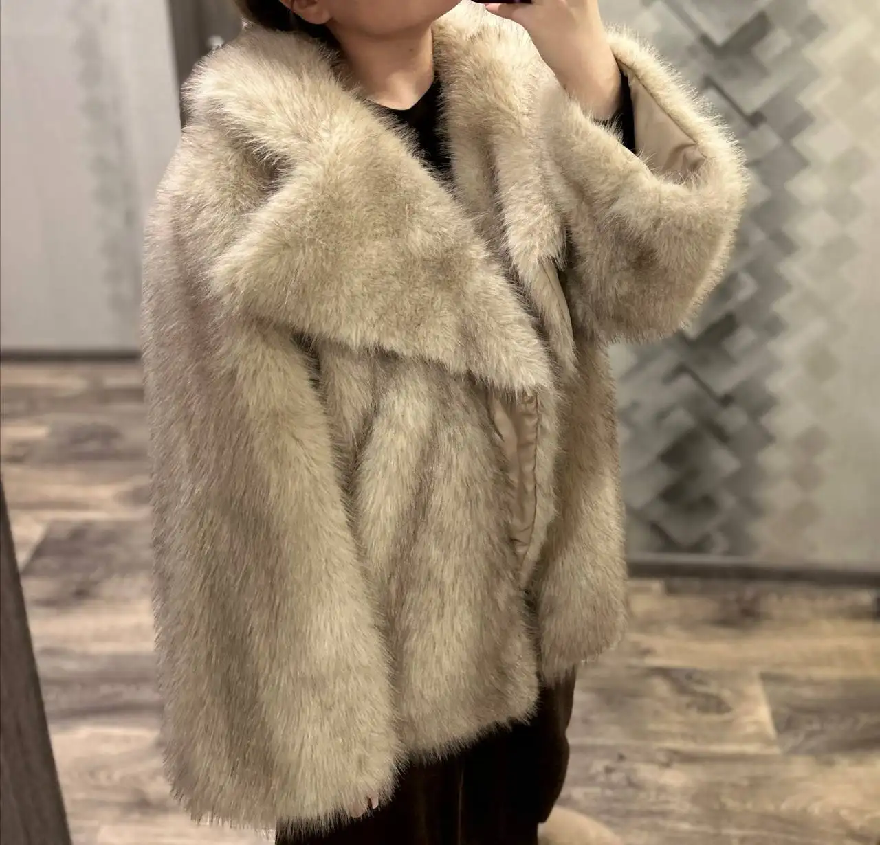 Шуба из искусственного меха серо-коричневого цвета - Верхняя одежда (Одежда) в Казань