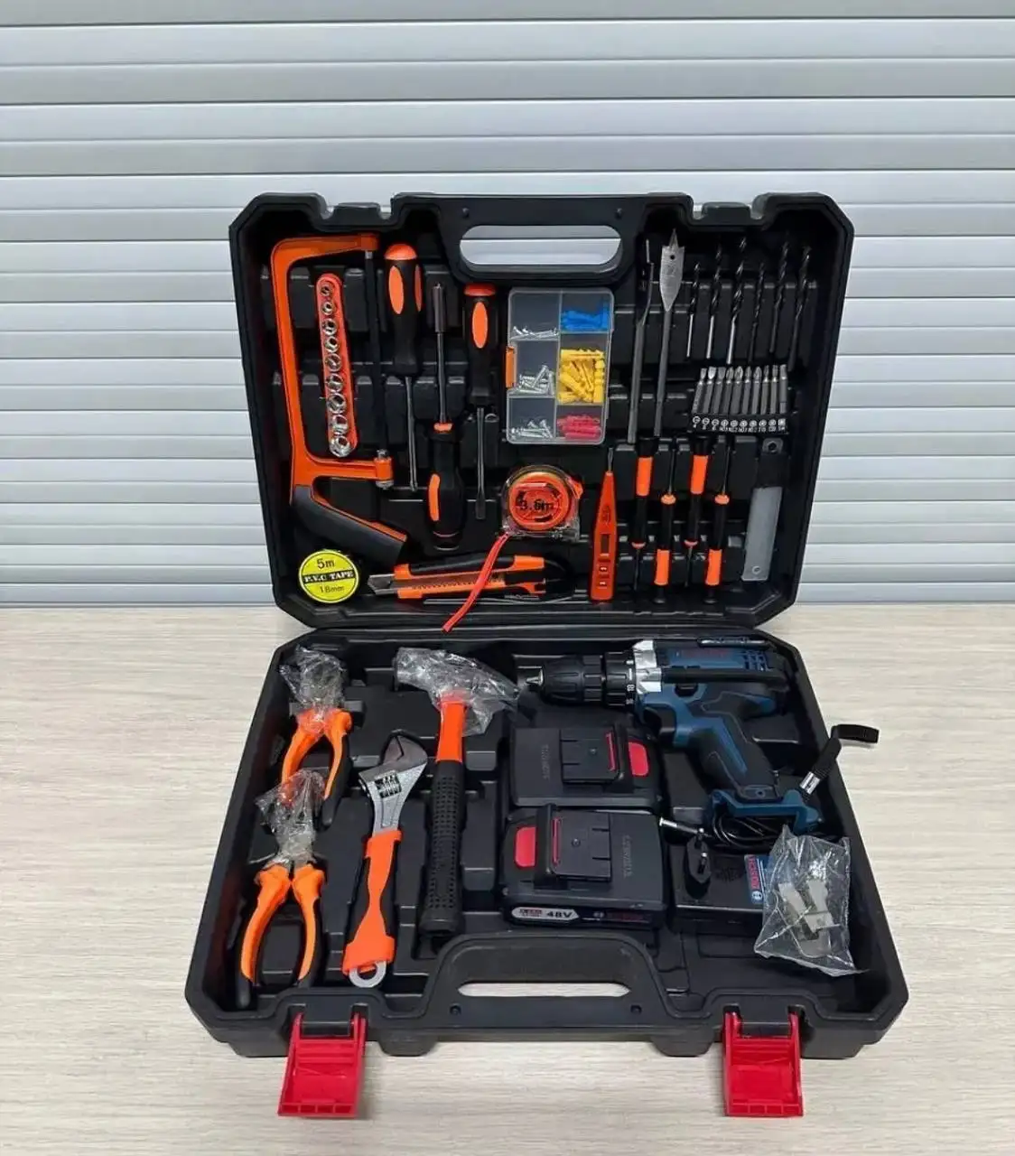 Набор инструментов и аккумуляторная дрель-шуруповерт Bosch - Электроинструменты (Инструменты) в Казань