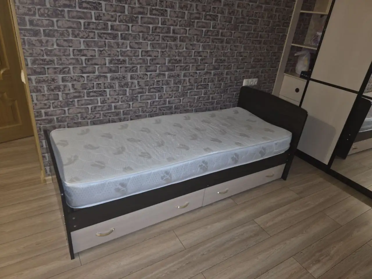 Продажа односпальной кровати 80×200 с матрасом и ящиками - Мебель (Барахолка) в Казань