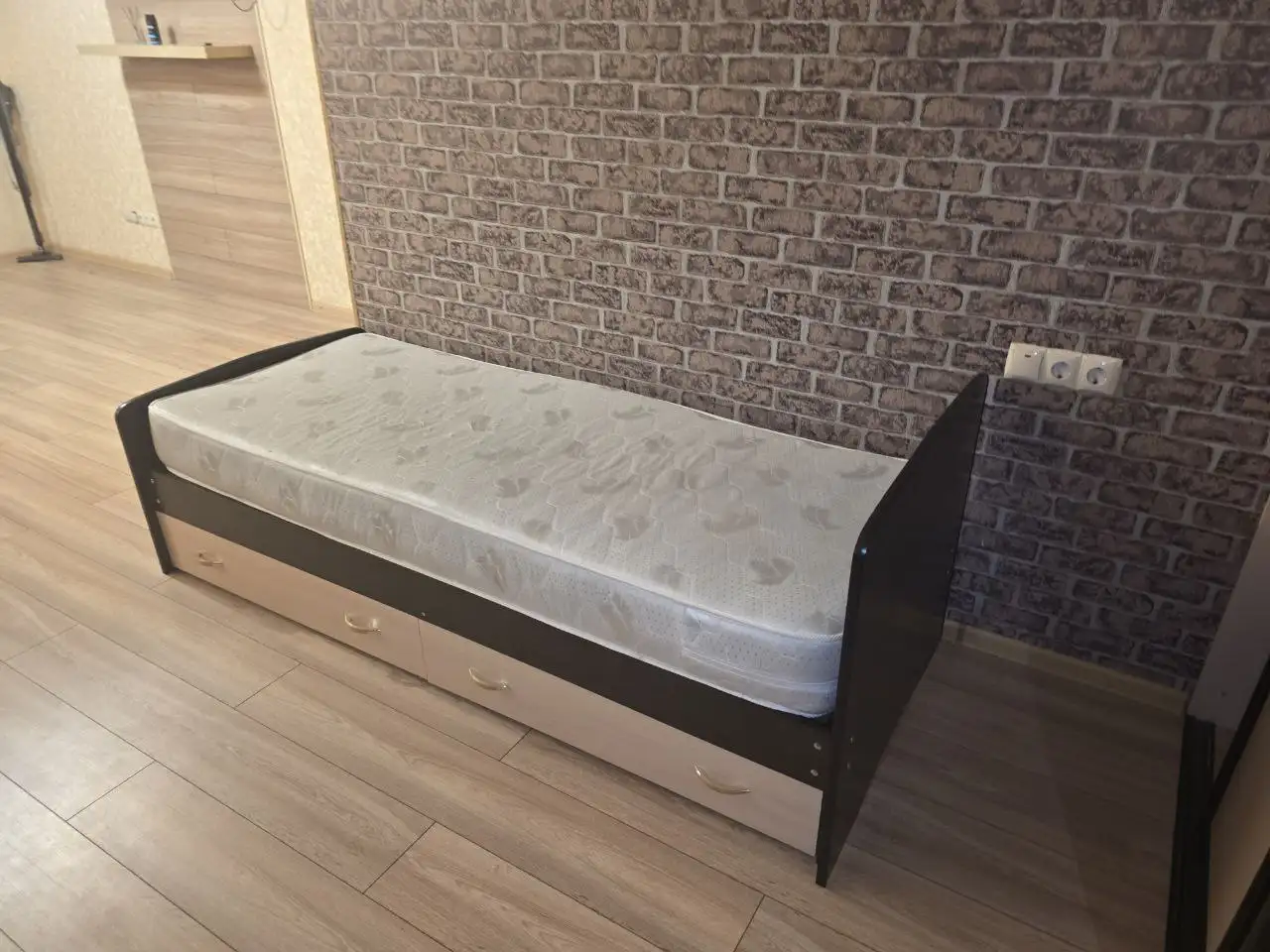 Продажа односпальной кровати 80×200 с матрасом и ящиками - Мебель (Барахолка) в Казань