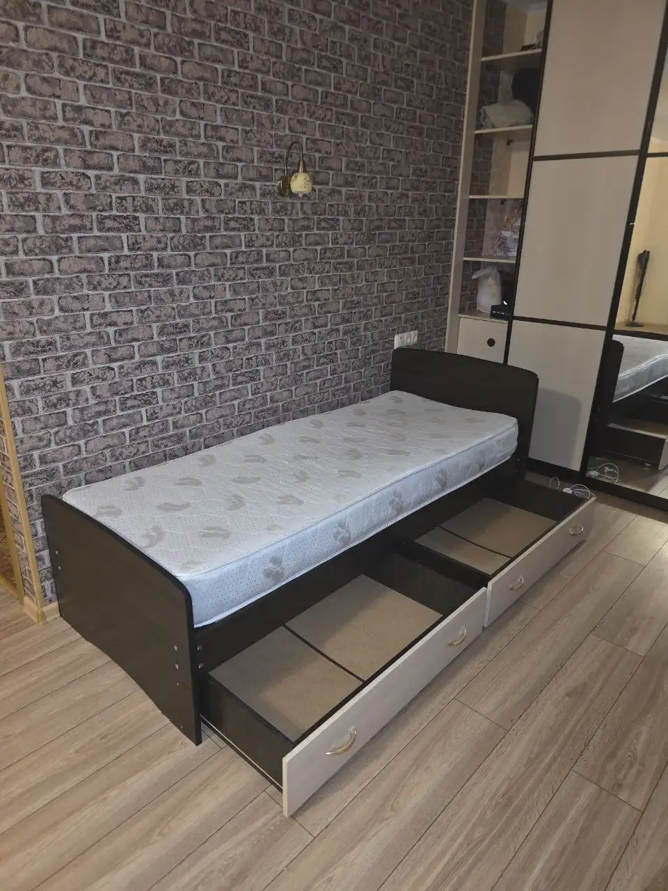 Продажа односпальной кровати 80×200 с матрасом и ящиками - Мебель (Барахолка) в Казань