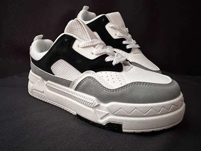 Продам кроссовки новые в коробке - Вечерние платья в Казань