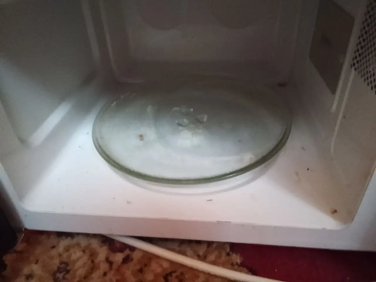 Продам микроволновку с вмятиной - Бытовая техника (Электроника) в Казань