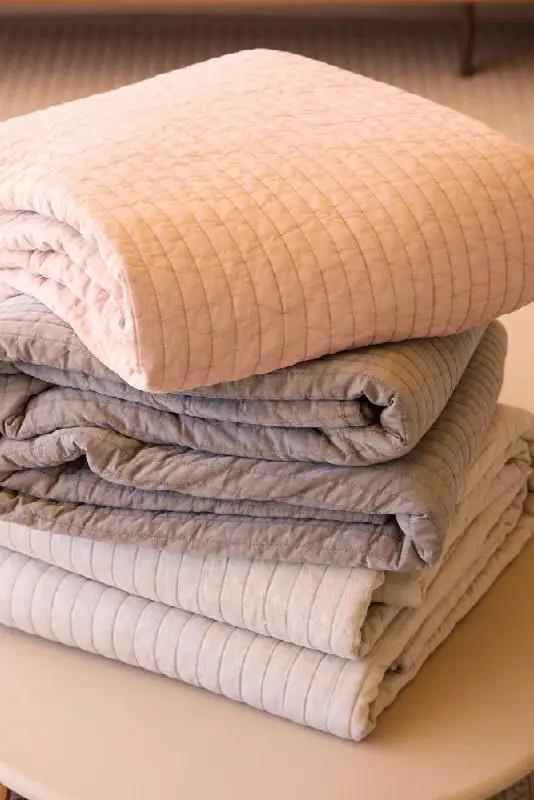 Одеяла, вешалки, женская одежда в дар нуждающимся - Отдам даром (Барахолка) в Казань