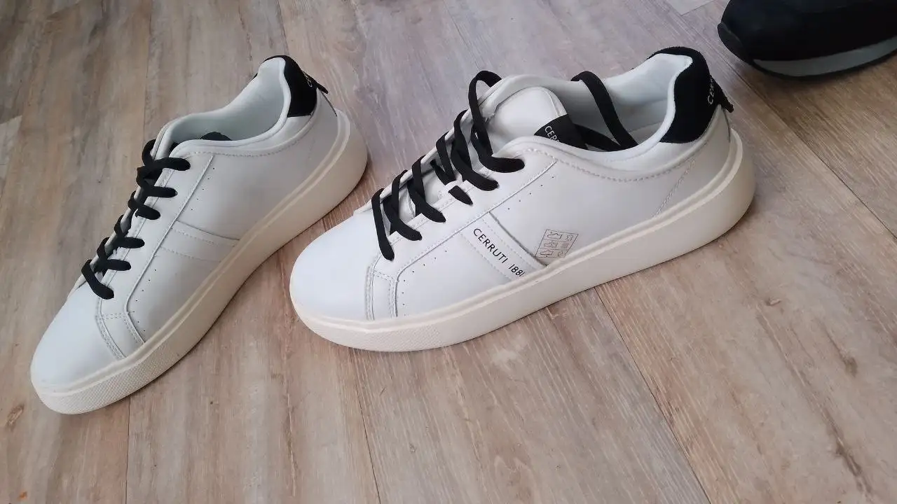 Продажа белых и черных кроссовок - Обувь (Одежда) в Казань