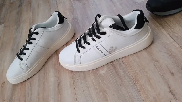 Продажа белых и черных кроссовок - Футболки/поло в Казань