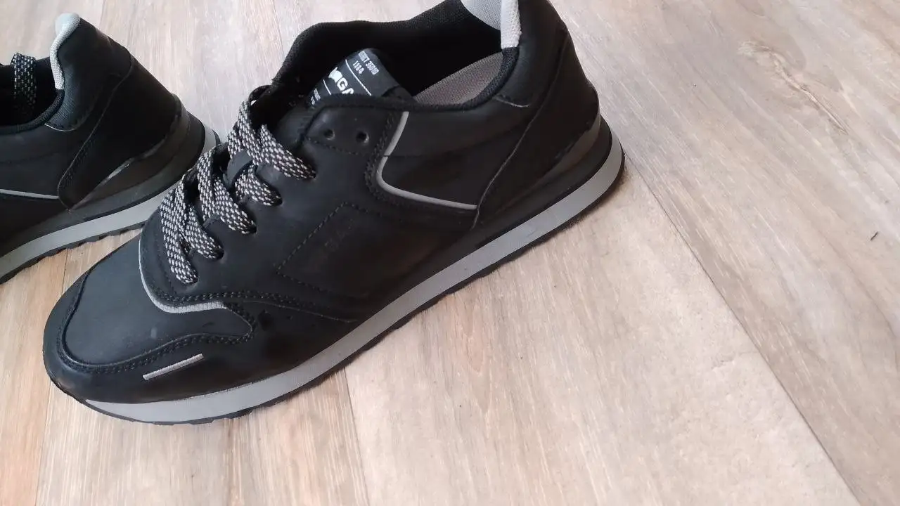 Продажа белых и черных кроссовок - Обувь (Одежда) в Казань