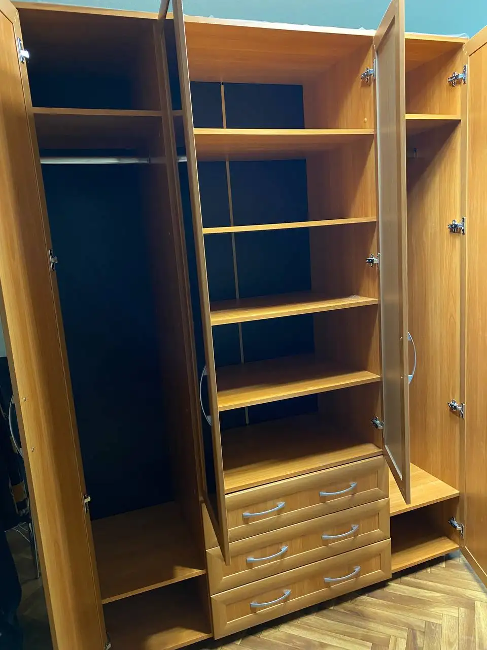 Продаётся четырёхстворчатый шкаф в хорошем состоянии - Мебель (Для дома и дачи) в Казань