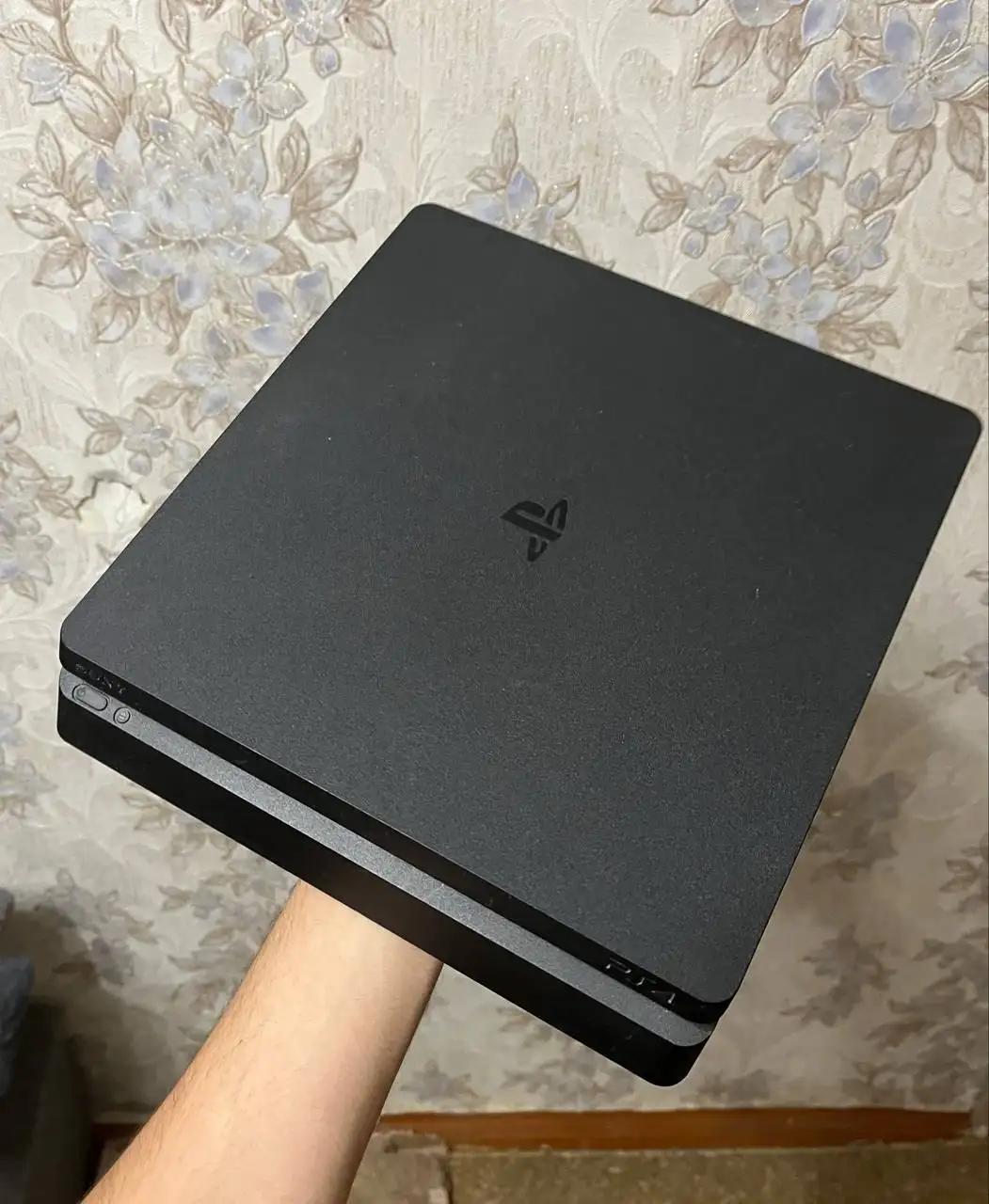 Продам PlayStation 4 с двумя геймпадами - Игровые приставки (Электроника) в Казань