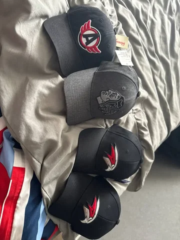 Продам новые кепки - Пальто в Казань