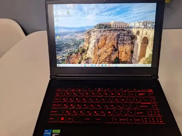 Продажа ноутбука MSI в отличном состоянии - Автомагнитолы в Казань