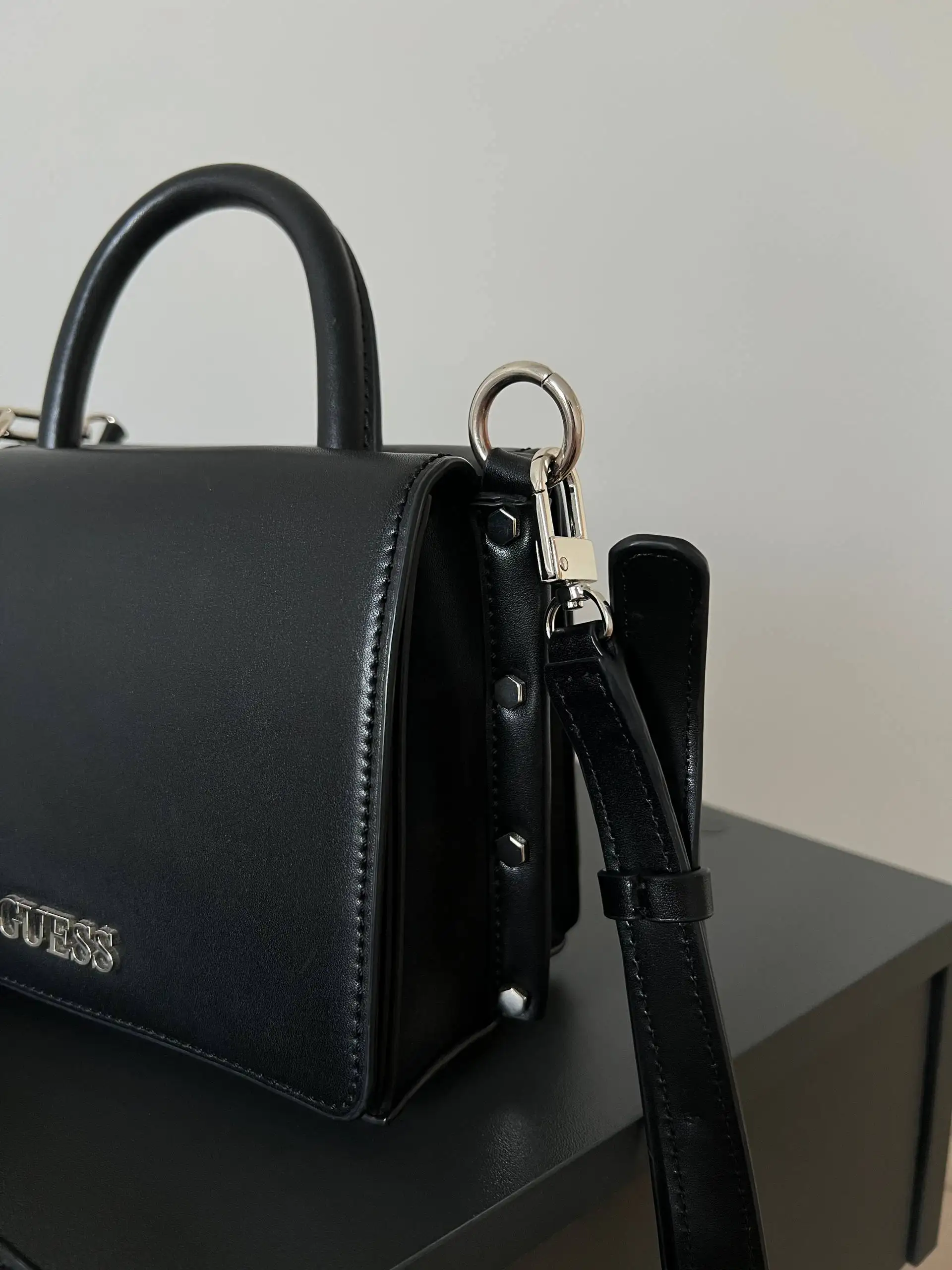 Сумка Guess в отличном состоянии - Аксессуары (Одежда) в Казань
