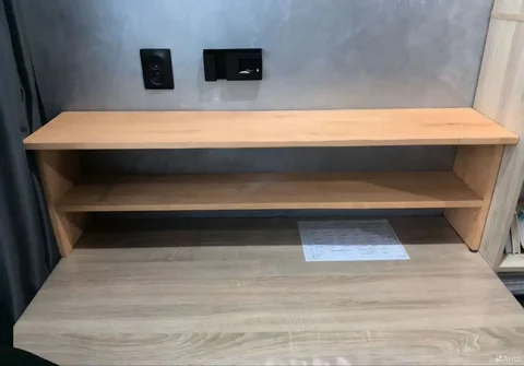 Бежевый компьютерный стол с полкой и монитором - Видеонаблюдение в Казань