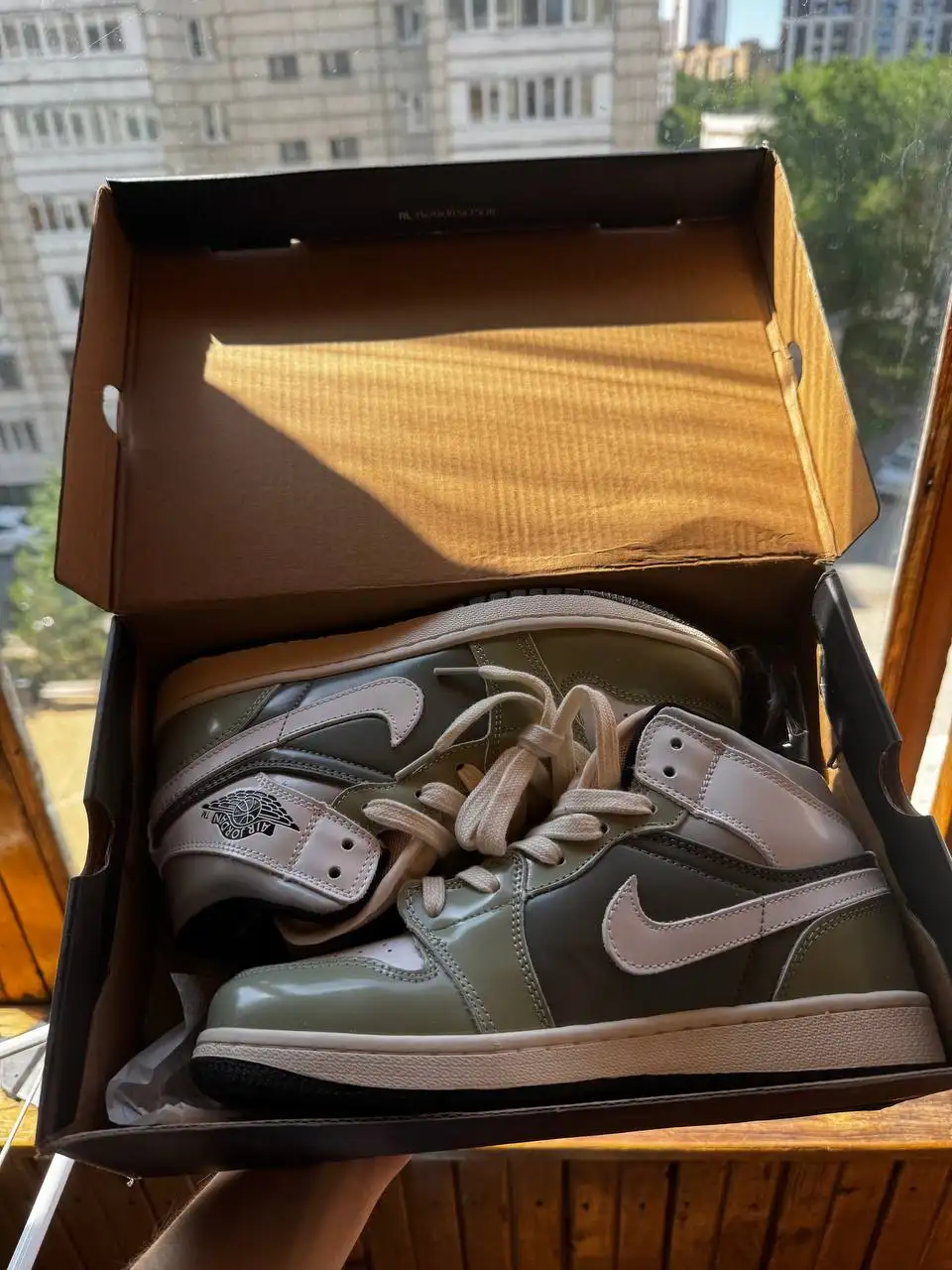 Nike Air Jordan MID1 SE и белые женские кеды - Обувь (Одежда) в Казань