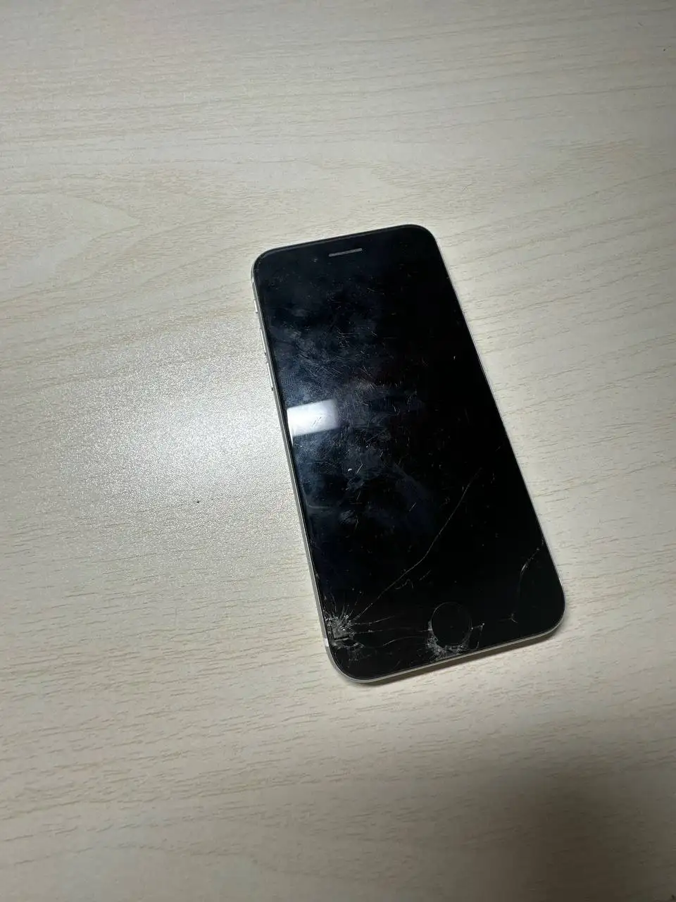 Продам б/у iPhone SE 2020 с разбитым экраном - Смартфоны и гаджеты (Электроника) в Казань