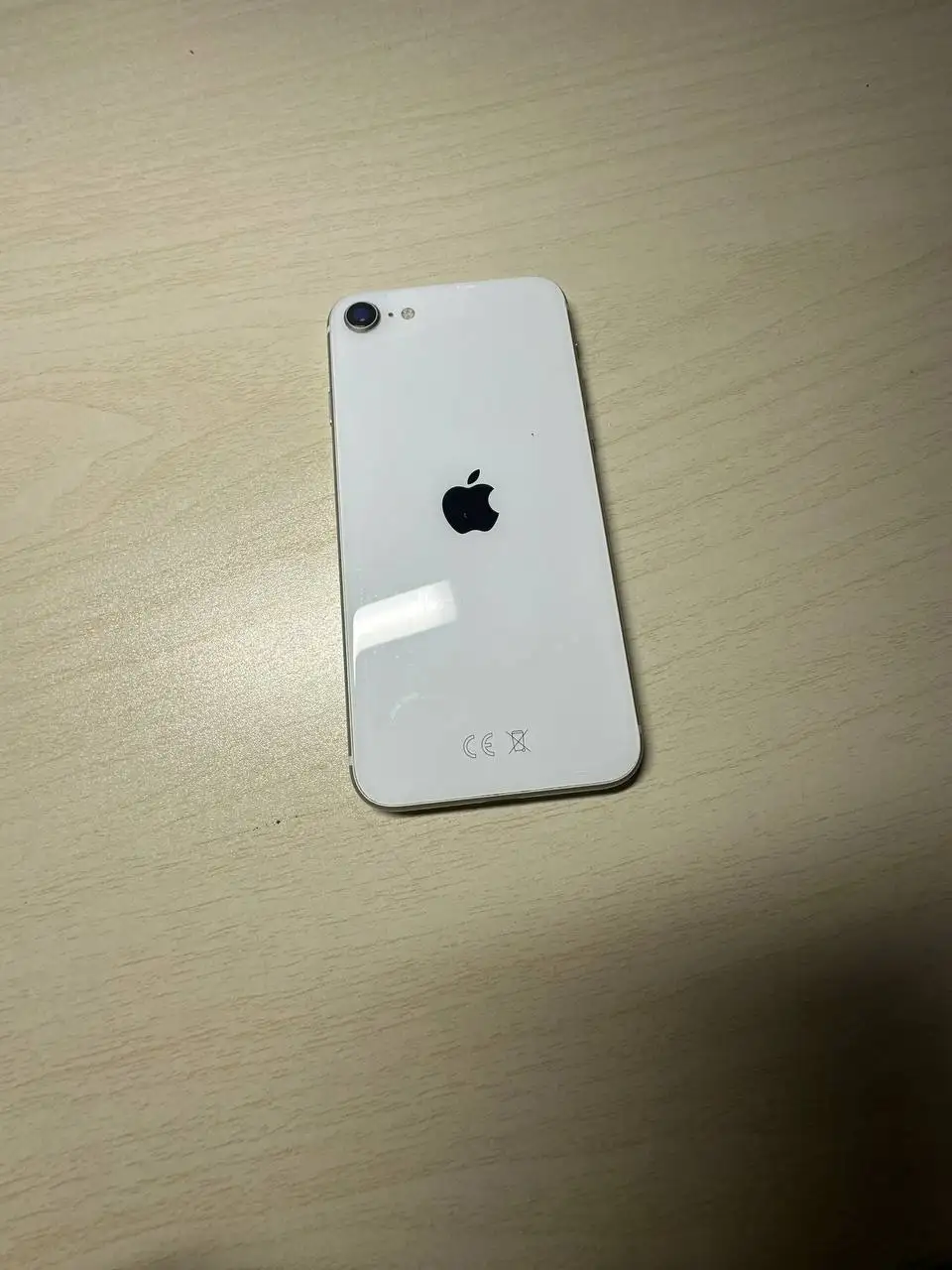 Продам б/у iPhone SE 2020 с разбитым экраном - Смартфоны и гаджеты (Электроника) в Казань