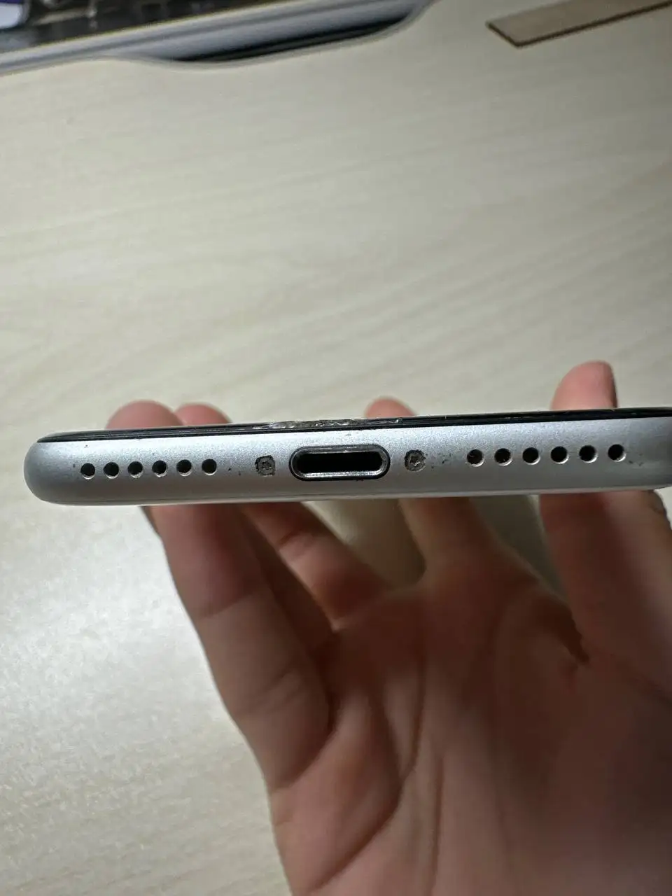 Продам б/у iPhone SE 2020 с разбитым экраном - Смартфоны и гаджеты (Электроника) в Казань