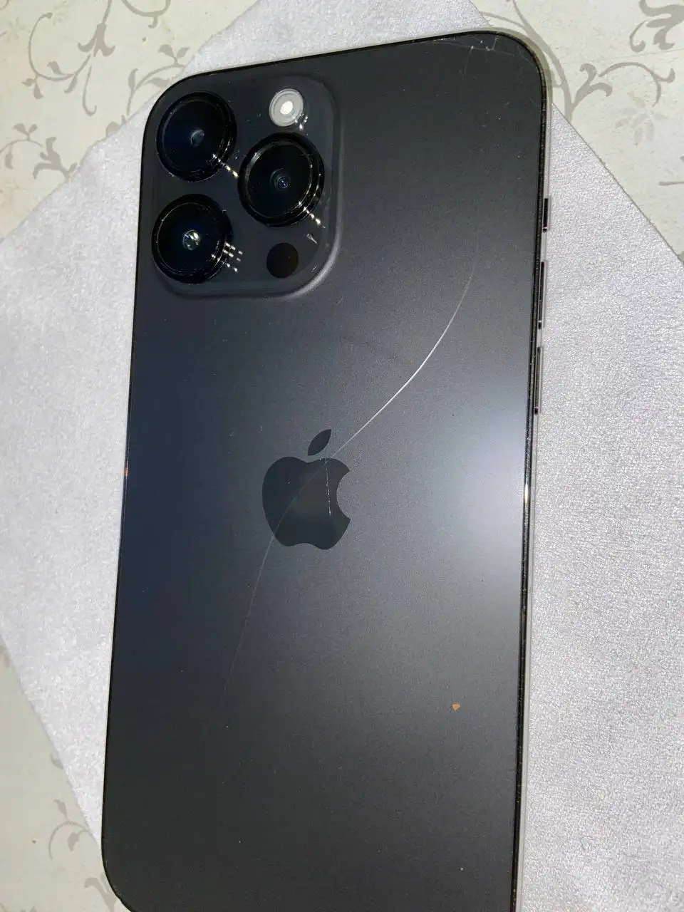 iPhone 14 Pro Max 128GB银色 背面有裂纹 - Мобильные телефоны (Электроника) в Казань