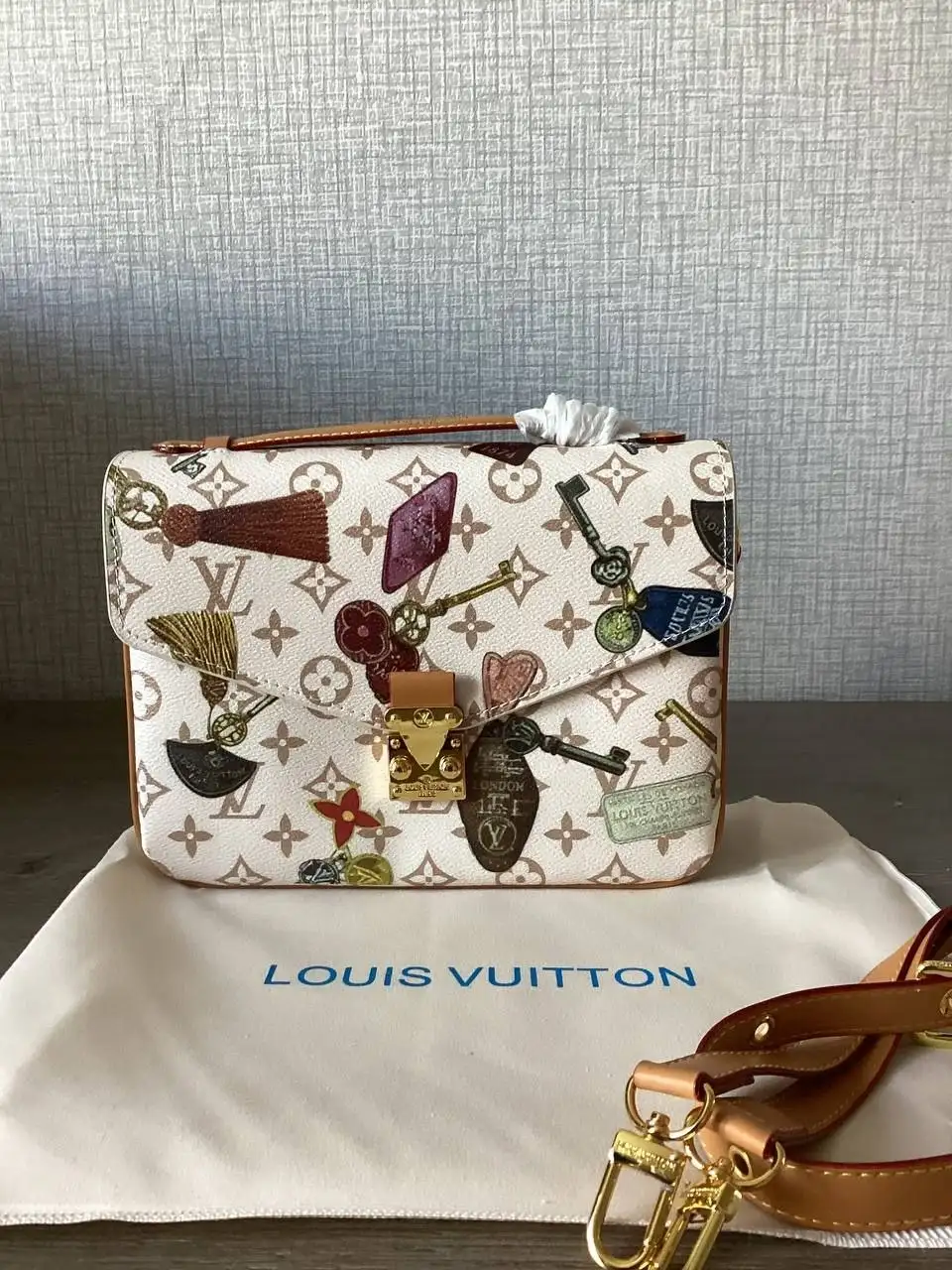 Сумка Louis Vuitton Pochette Metis с патчами - Аксессуары (Одежда) в Казань