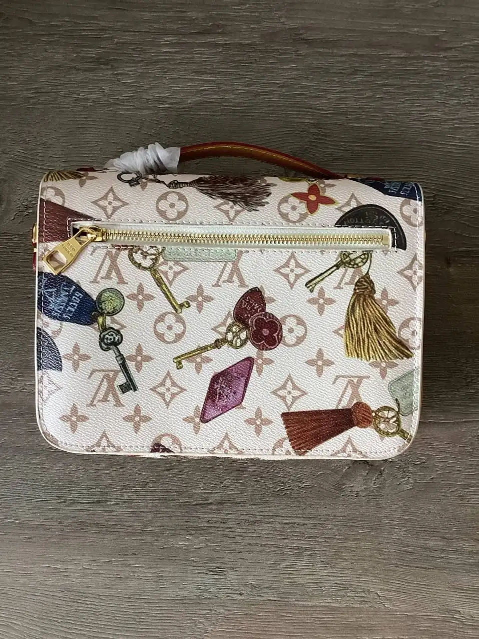 Сумка Louis Vuitton Pochette Metis с патчами - Аксессуары (Одежда) в Казань