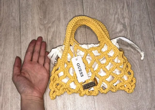 Новая вязаная сумочка Guess с шелковым мешочком - Детская одежда в Казань