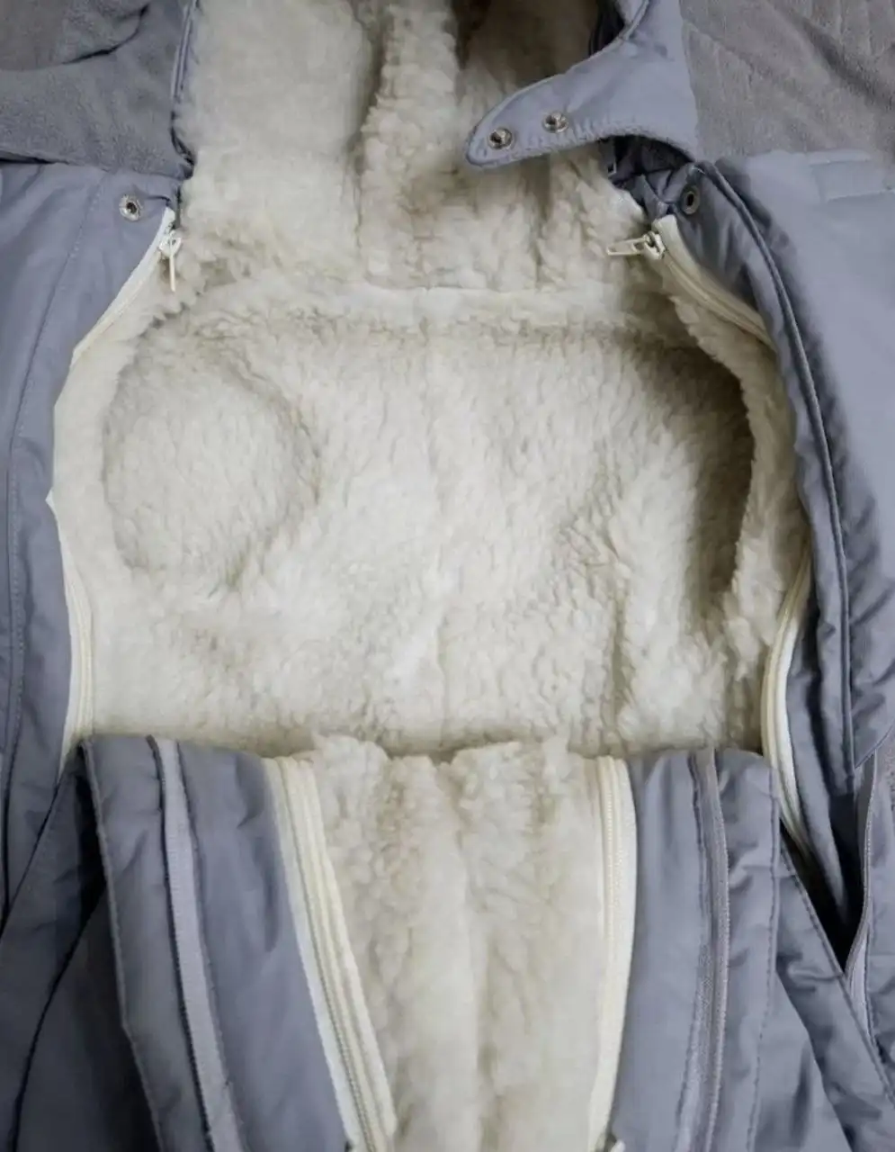 Зимний комбинезон и ботинки для детей