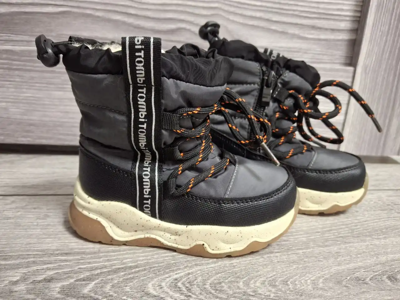 Зимний комбинезон и ботинки для детей