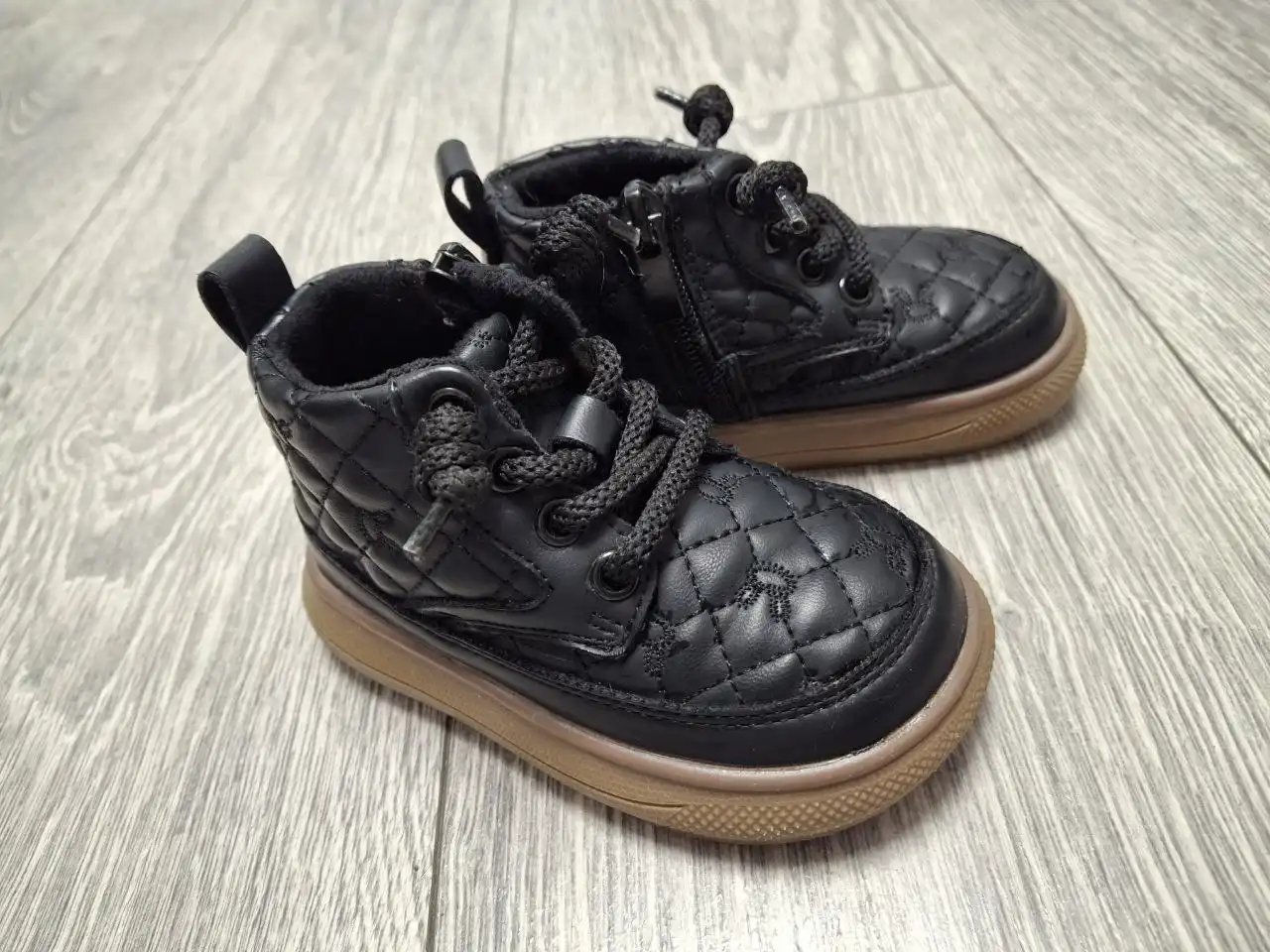 Зимний комбинезон и ботинки для детей