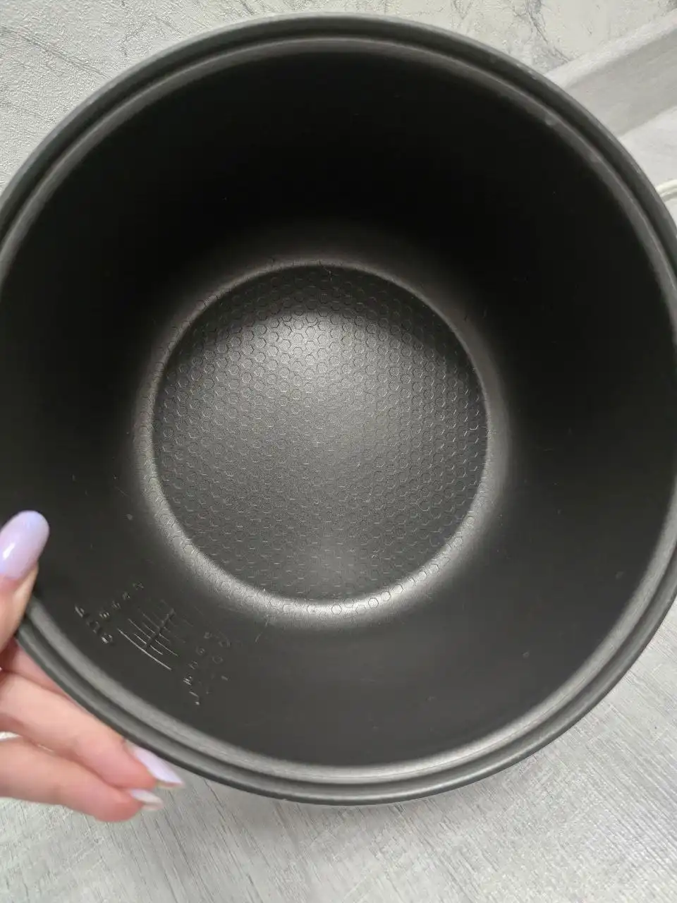 Мультиварка в рабочем состоянии с чашой