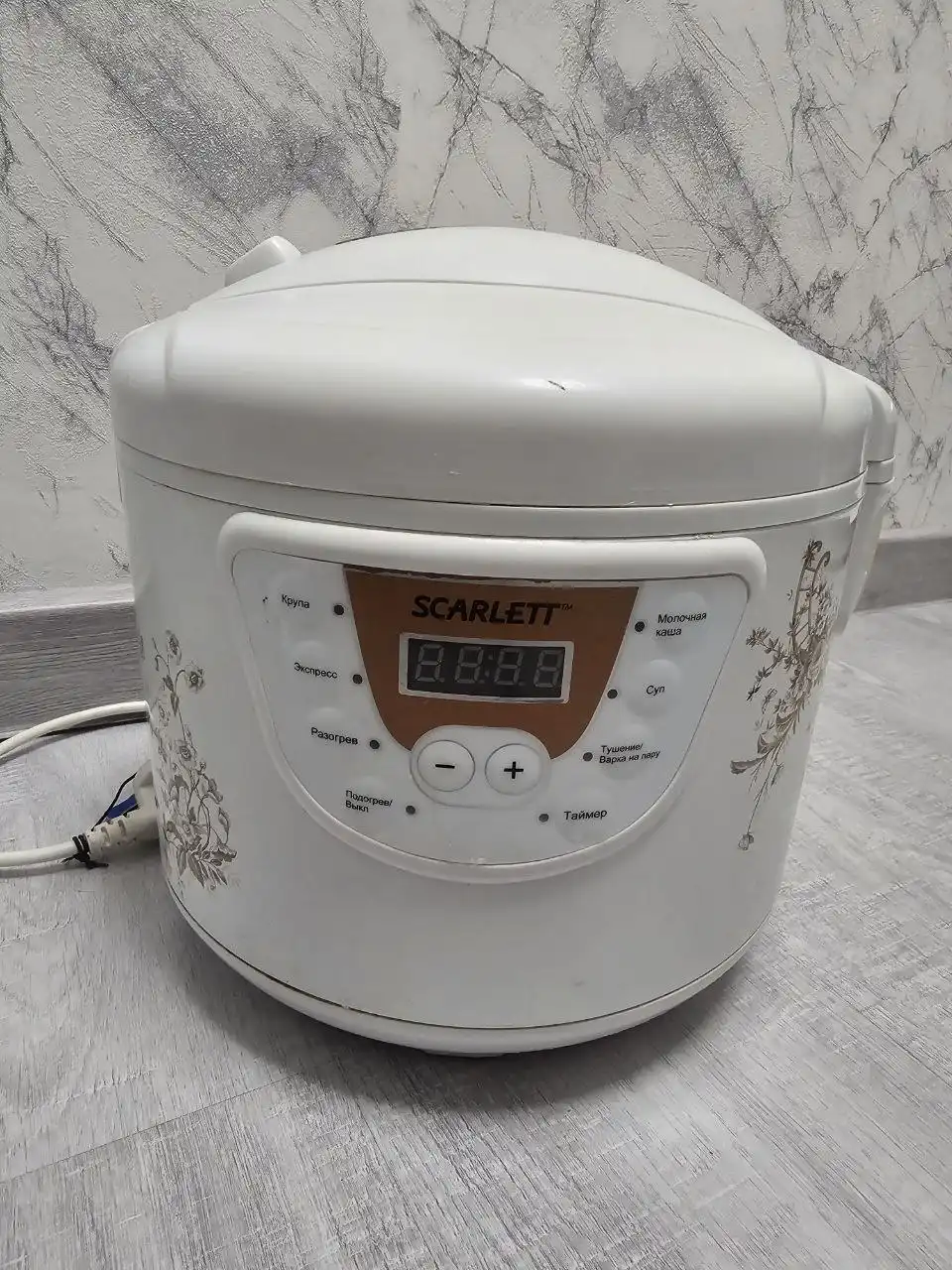 Мультиварка в рабочем состоянии с чашой