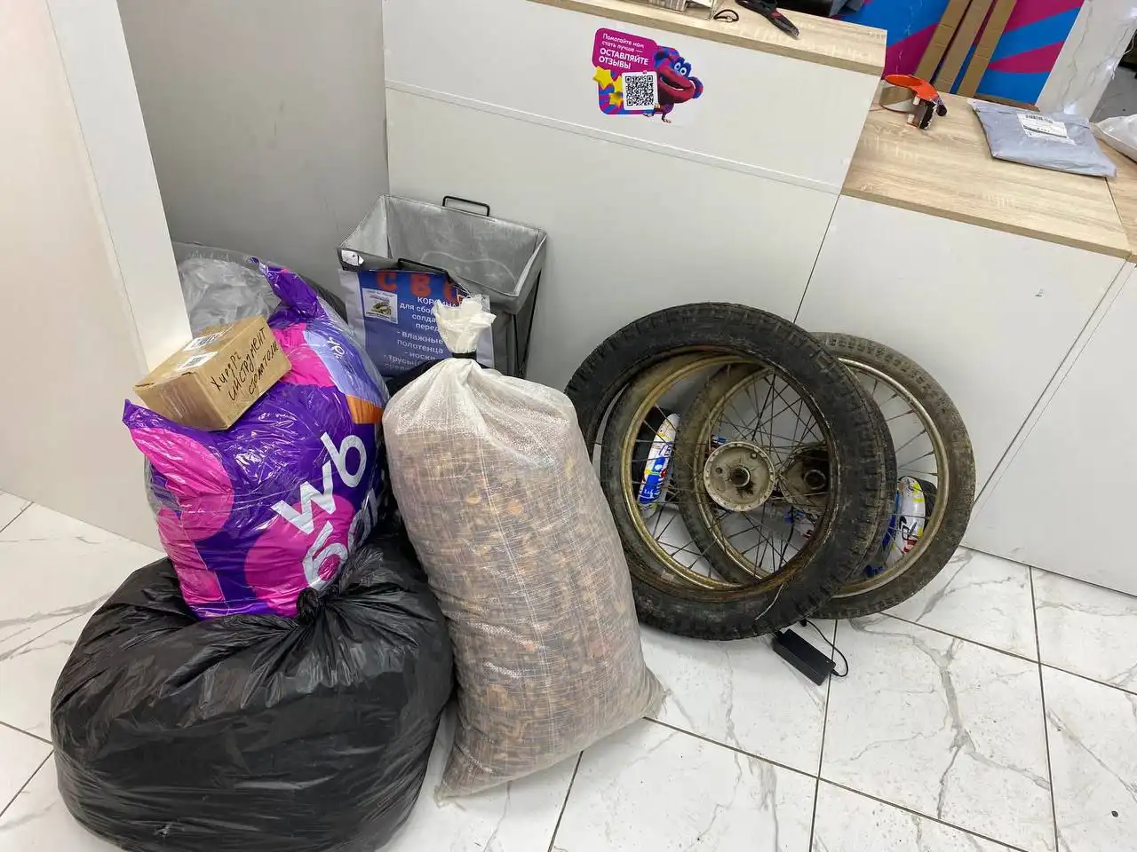 Передача вещей и инструментов для госпиталя