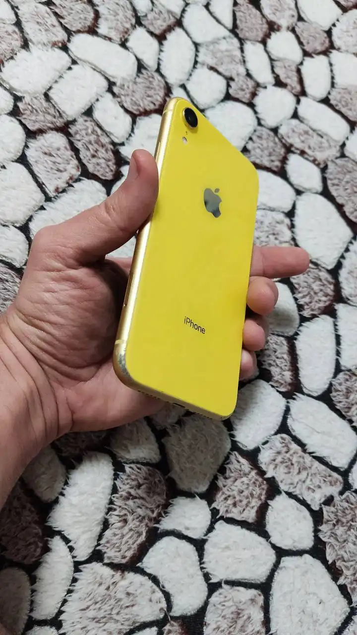 Продам Apple iPhone XR 64 ГБ (Желтый)