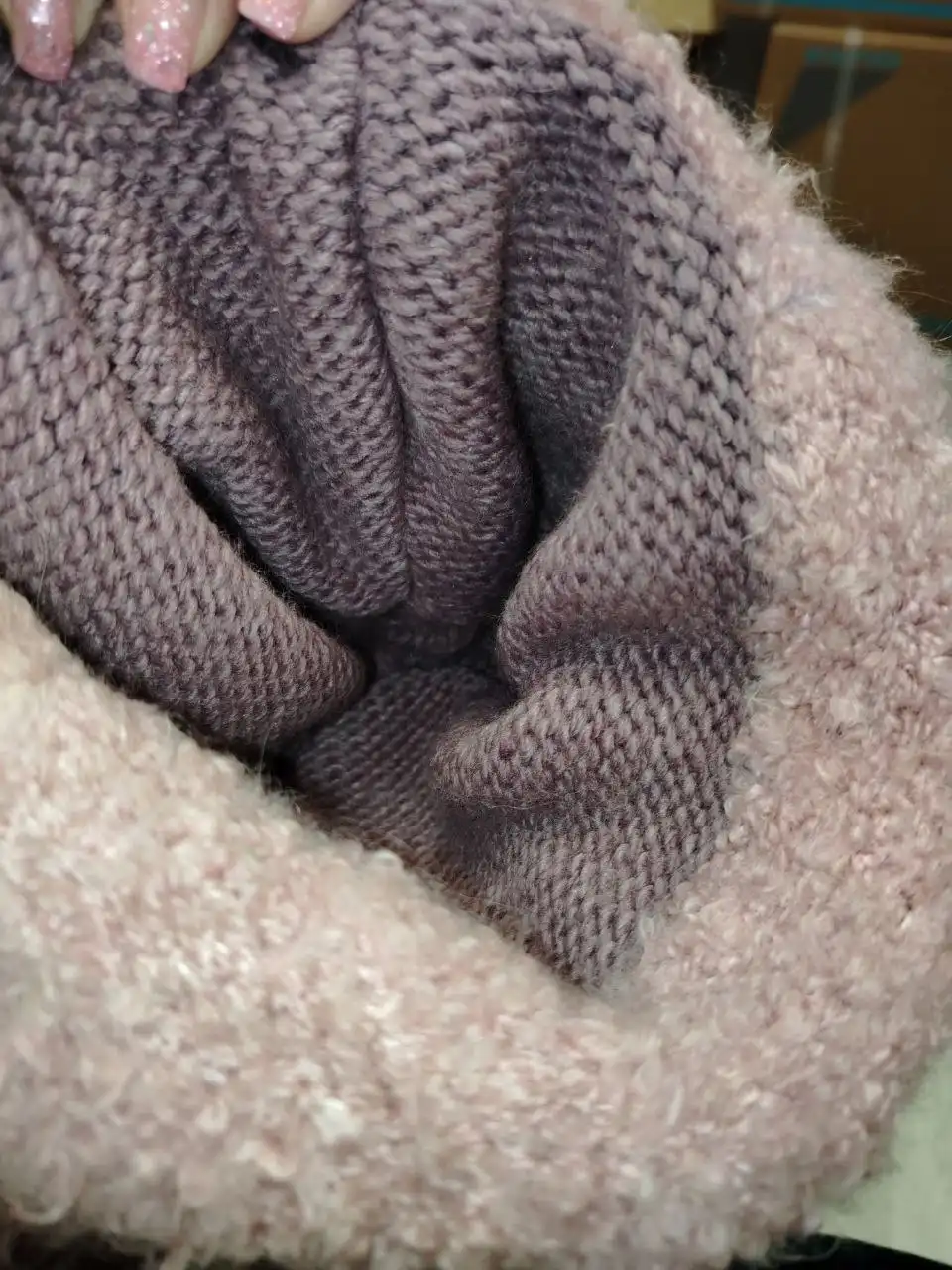 Продам вязаную шапку-ушанку женскую