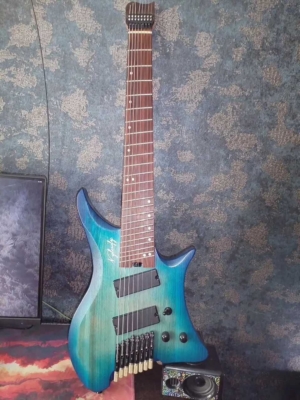 Продам безголовый 8-струнный мультимензурный инструмент