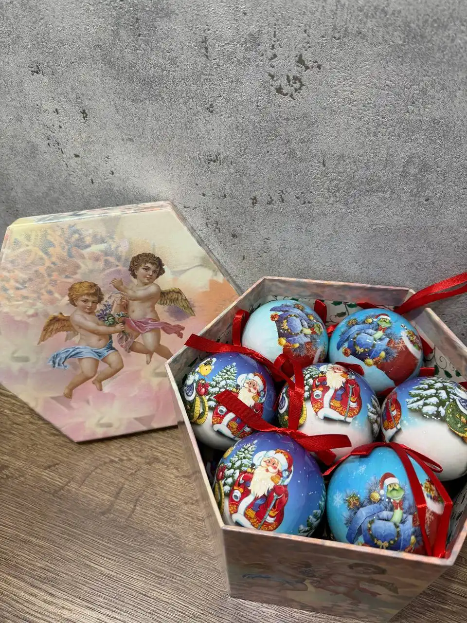 Новогодние подарки и украшения