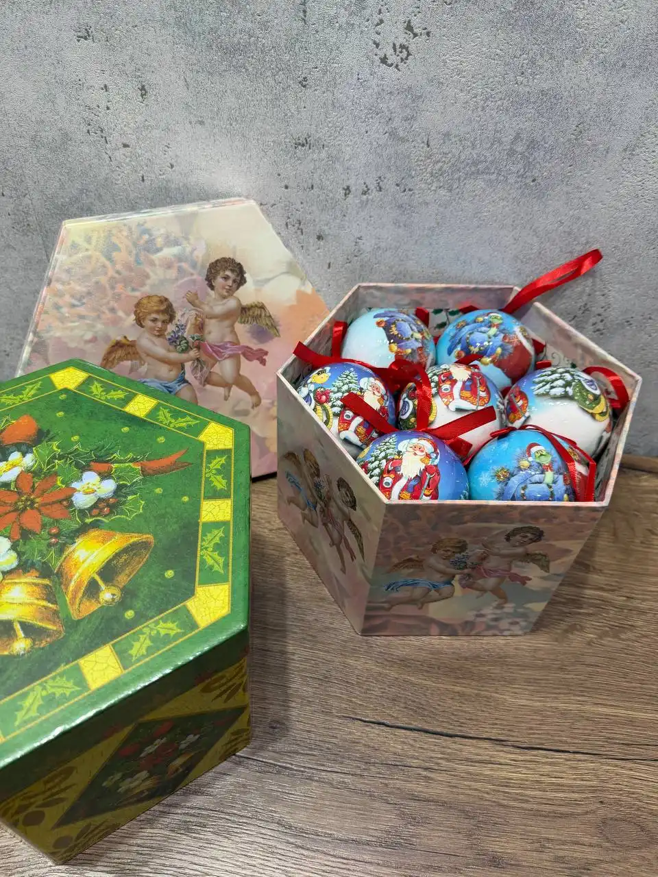 Новогодние подарки и украшения