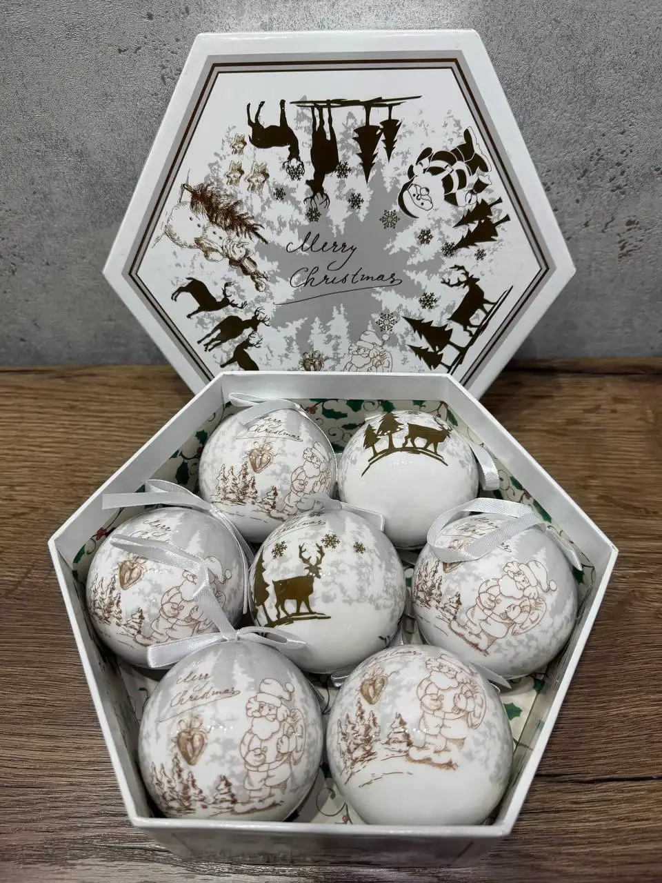 Новогодние подарки и украшения