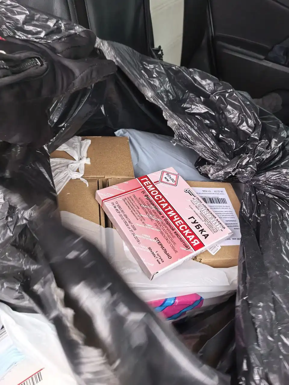 Одеяла, одежда, памперсы, губки гемостатические, пластырь