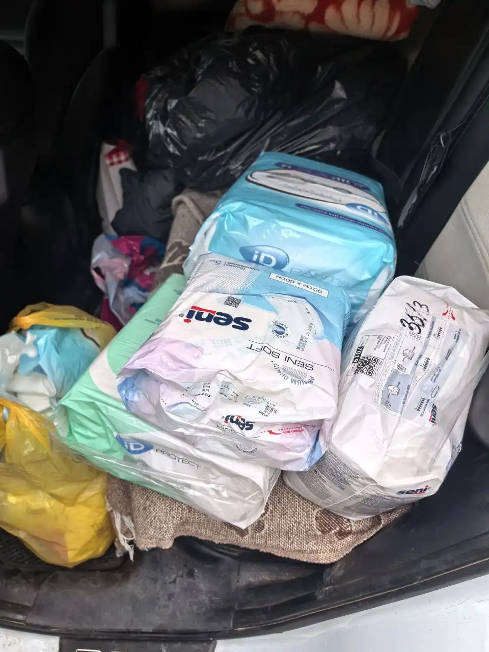 Одеяла, одежда, памперсы, губки гемостатические, пластырь