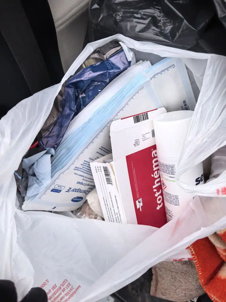 Одеяла, одежда, памперсы, губки гемостатические, пластырь