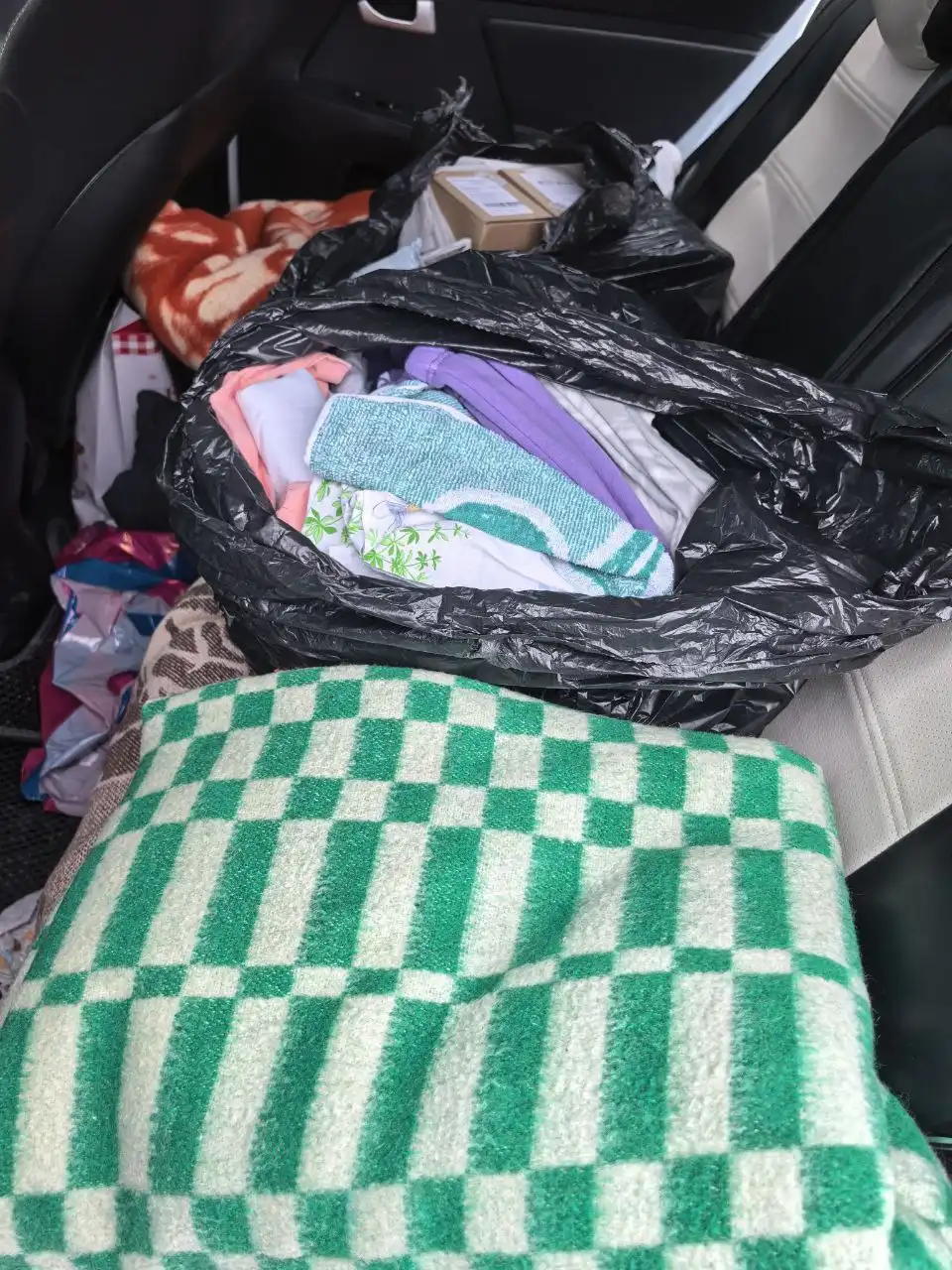 Одеяла, одежда, памперсы, губки гемостатические, пластырь