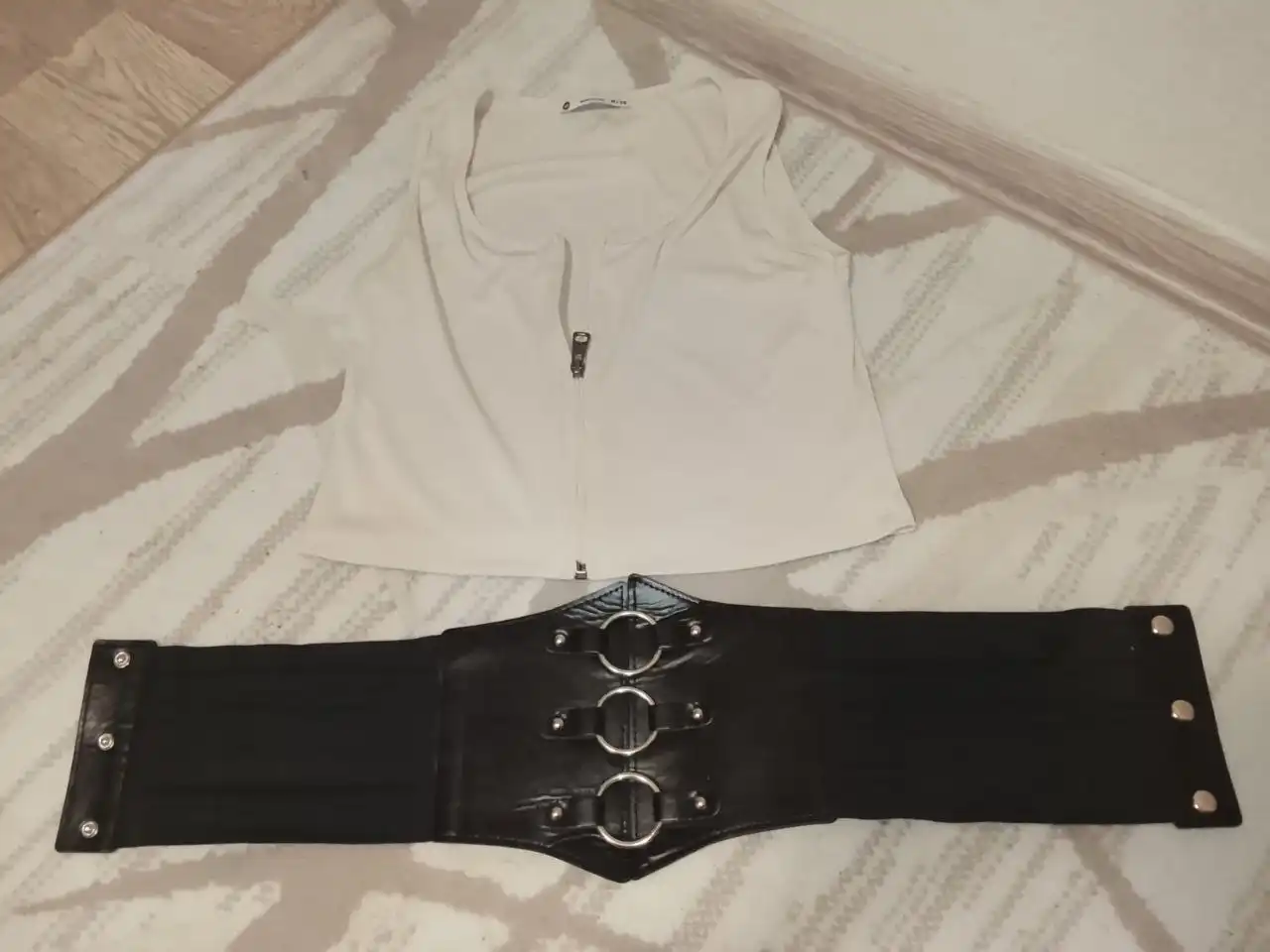 Женская одежда: брюки, юбка, корсет, топик