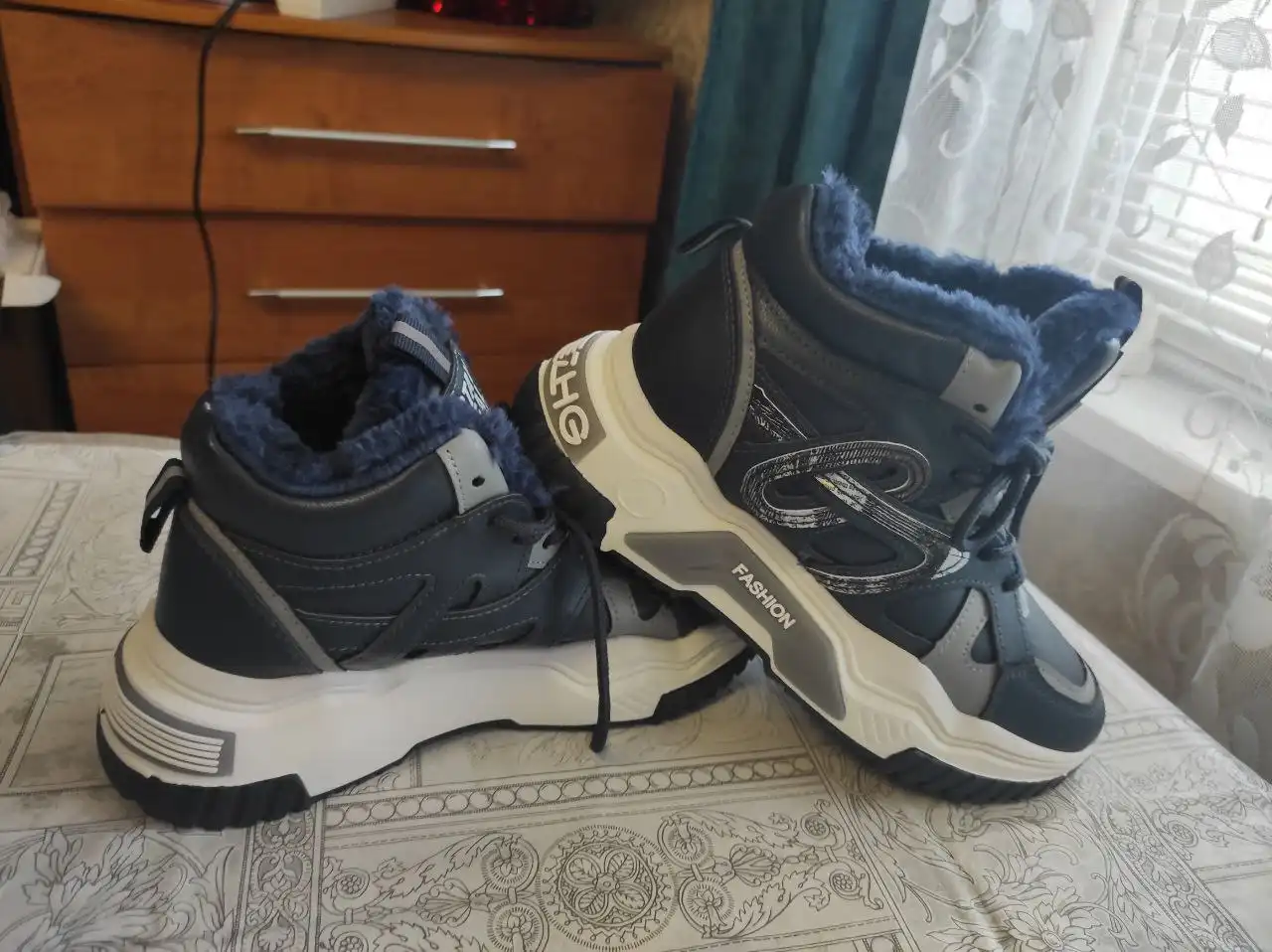 Новые теплые кроссовки 23,5 см - Обувь (Одежда) в Волгоград